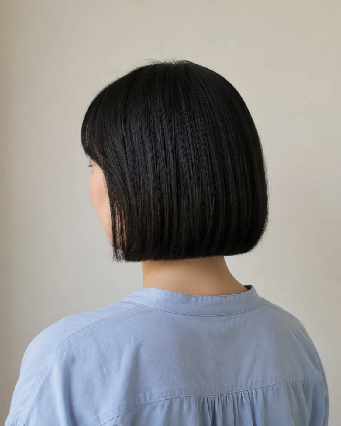 毛先をまっすぐそろえた黒髪のボブ